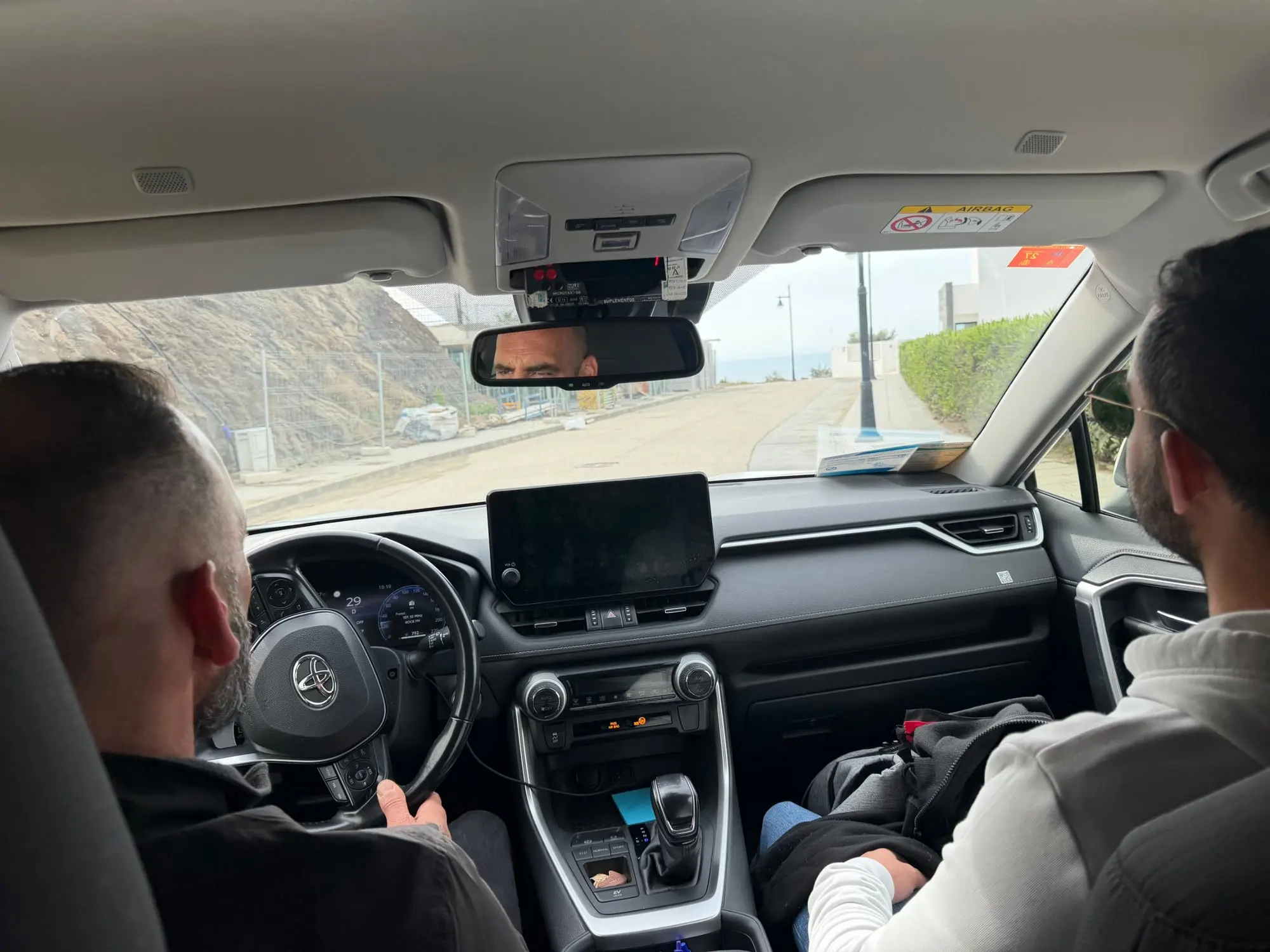Interior del taxi de Torrox durante un trayecto con pasajero