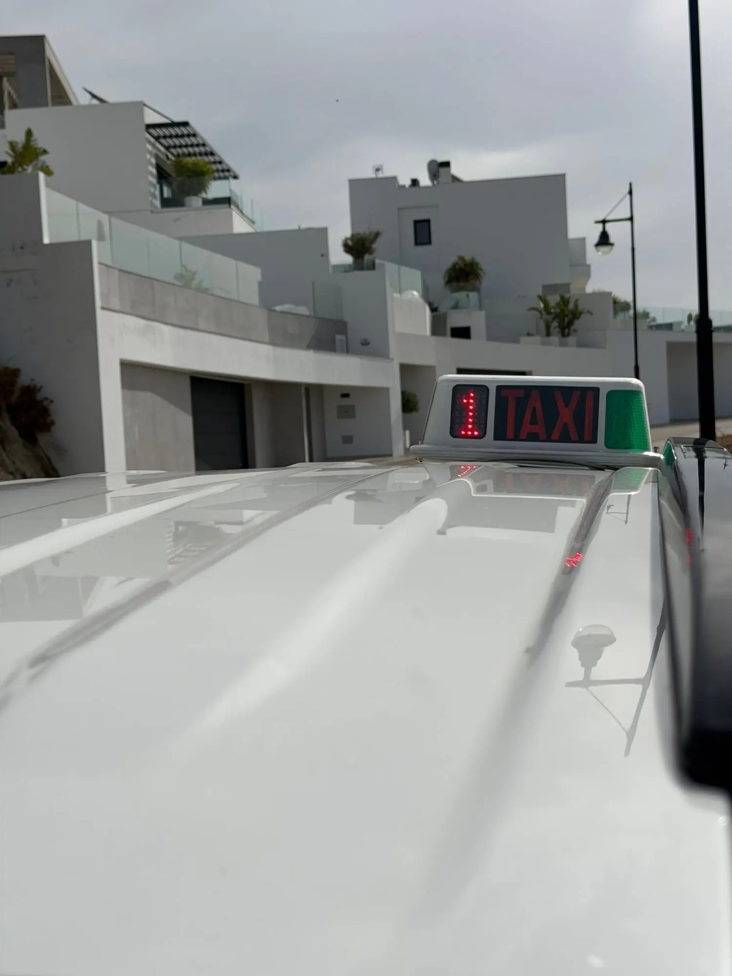 Módulo luminoso del taxi con el indicador de tarifa encendido