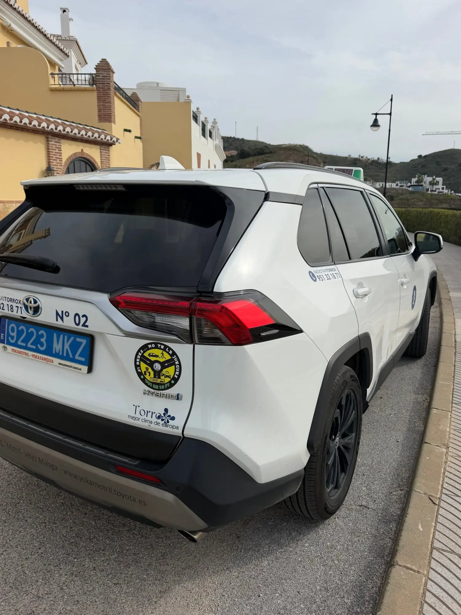 Heck des Toyota RAV4 Hybrid-Taxis mit der Nummer 02