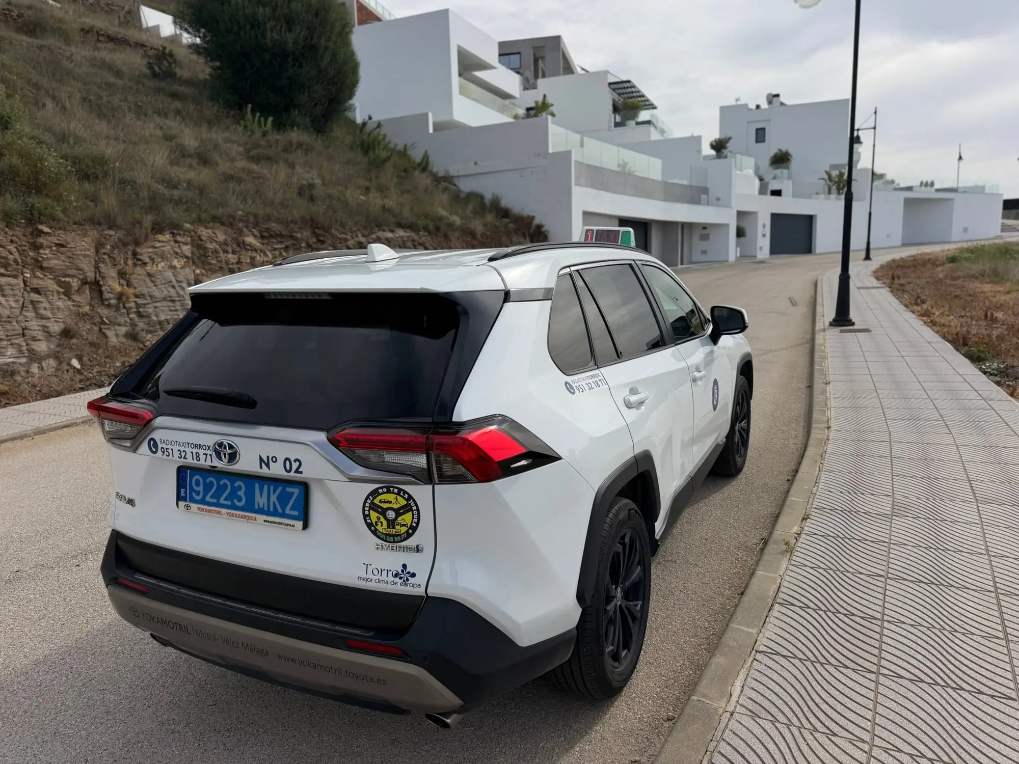Baksidan av Torrox hybridtaxi Toyota RAV4 med licens nr 02
